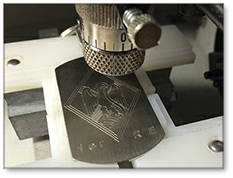 Formation à la gravure mécanique, CNC, découpe et gravure laser en bijouterie.